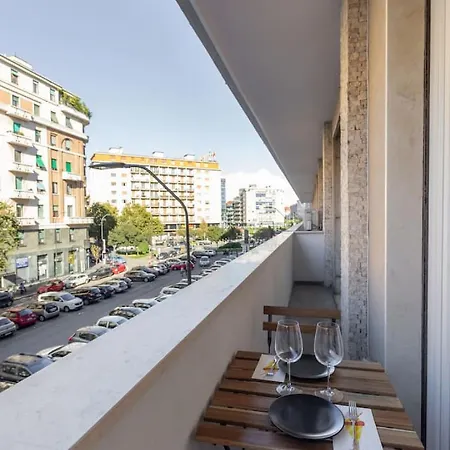 Apartament Centrale-duomo 10min - Spacious App - Sleeps 4 *